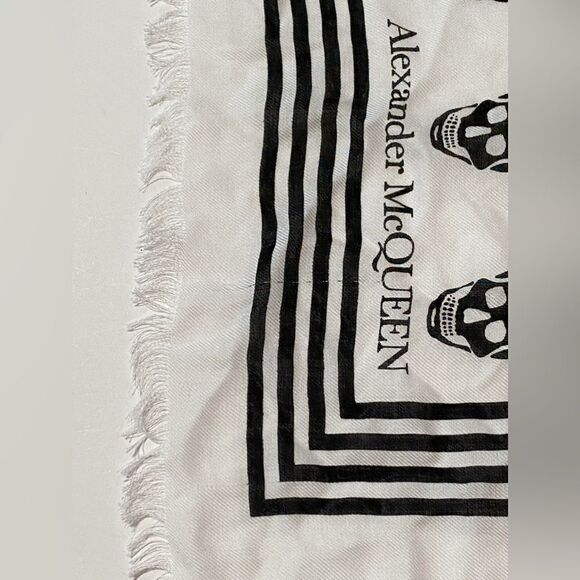 Alexander McQueen scarf in fabric with Skull print - Picture 13 of 15